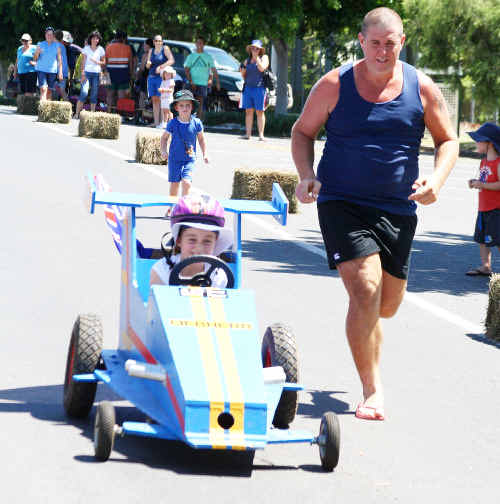 SMOKIN’: Jamie-Lee Andrews gives her dad Willie a run for his money in the billy cart dash. jac-260111-081 SMOKIN’: Jamie-Lee Andrews gives her dad Willie a run for his money in the billy cart dash. jac-260111-081